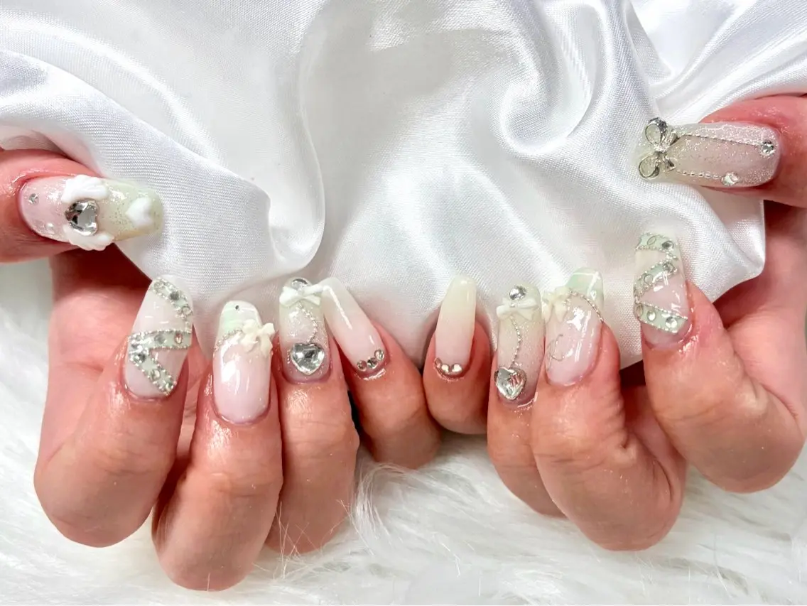 ネイル アートネイル ジェルネイル キラキラネイル 韓国ネイル マグネットネイル ハンドネイル Nail Neige🐈🌙のネイルデザイン