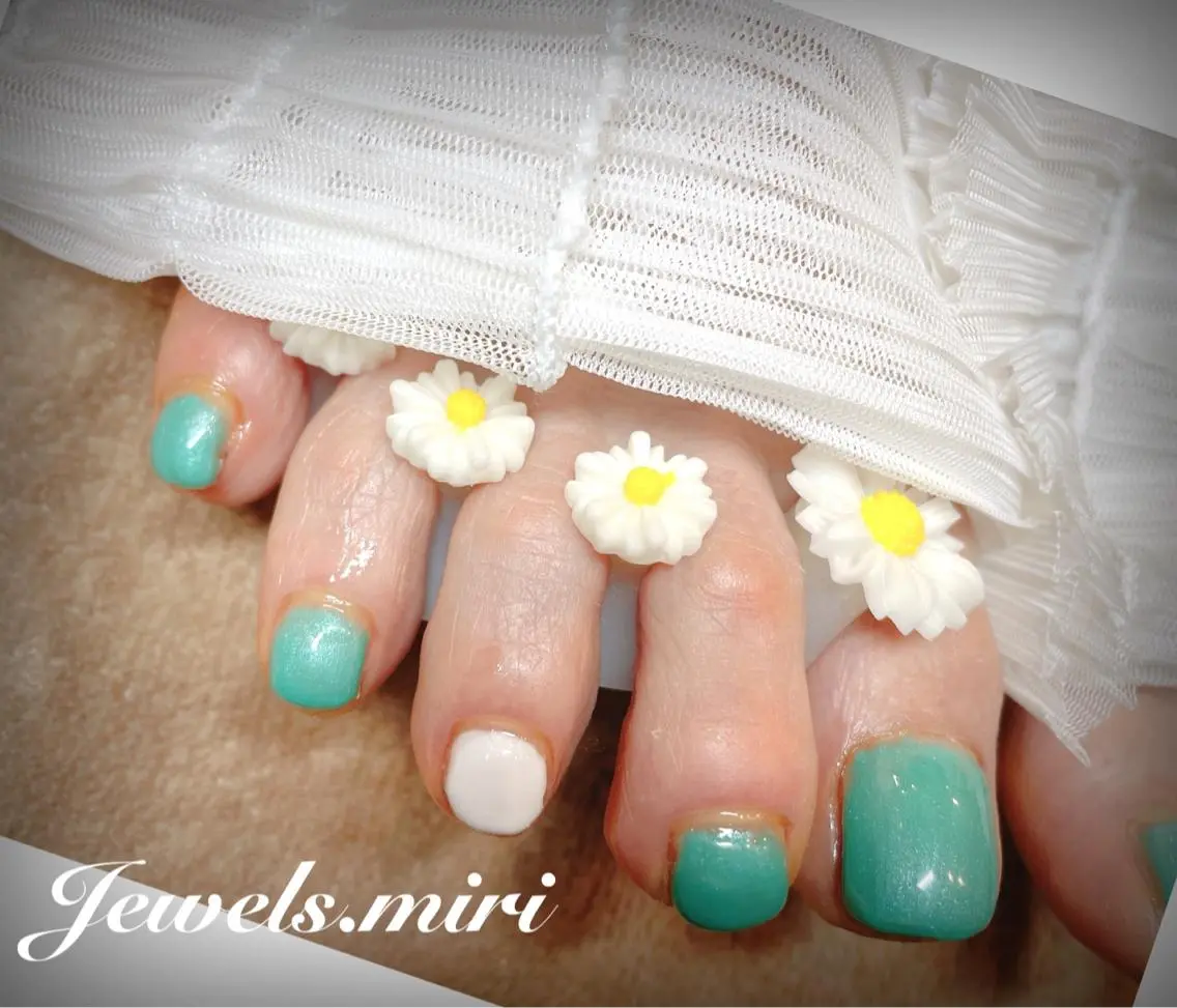 ネイル ブルー フットネイル ジェルネイル ワンカラーネイル シンプルネイル ネイルサロン Jewels Mのネイルデザイン