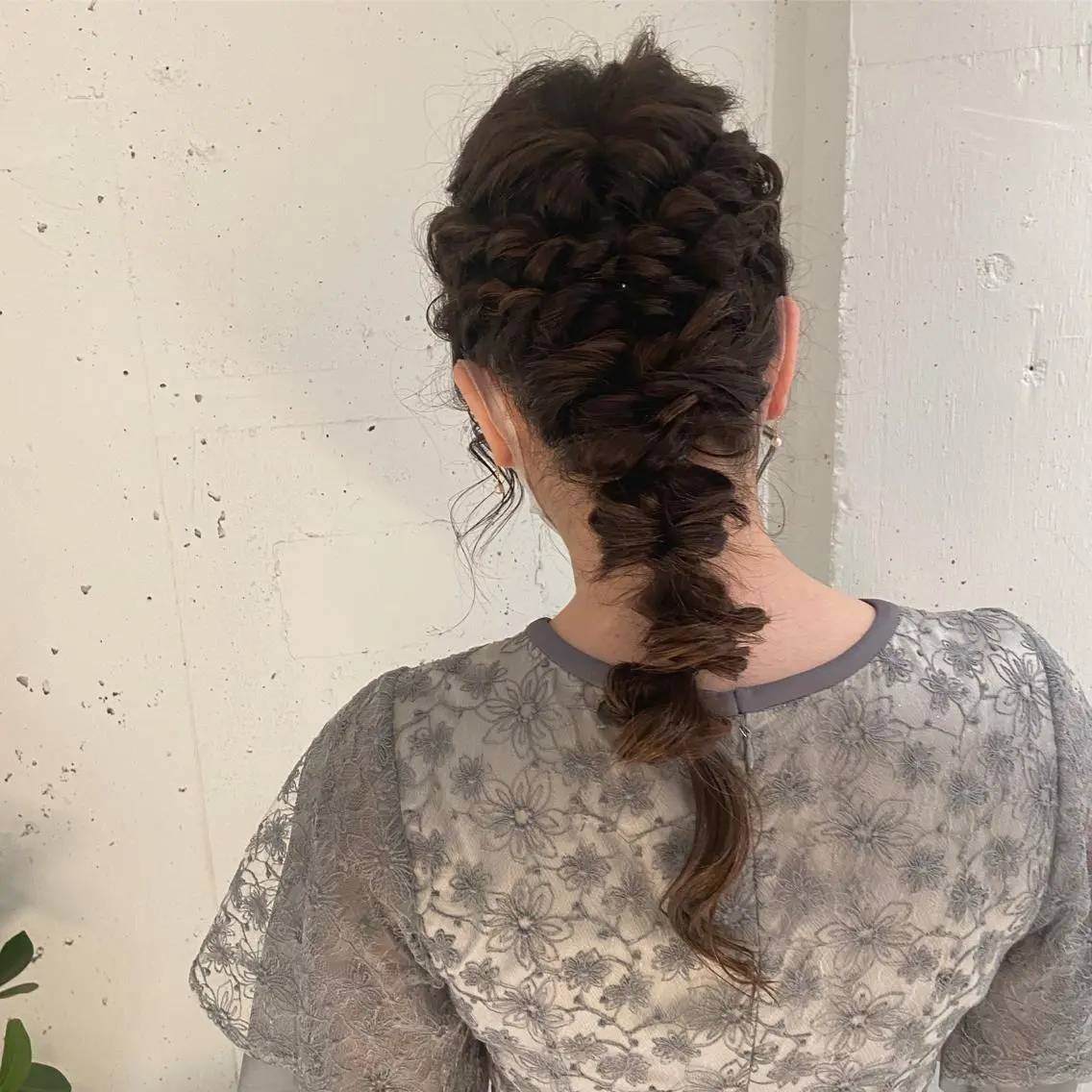 セミロング ヘアアレンジ 結婚式・ブライダル ヘアセット カジュアルを女っぽく 𝗮𝘆𝗮𝗰𝗼のヘアスタイル
