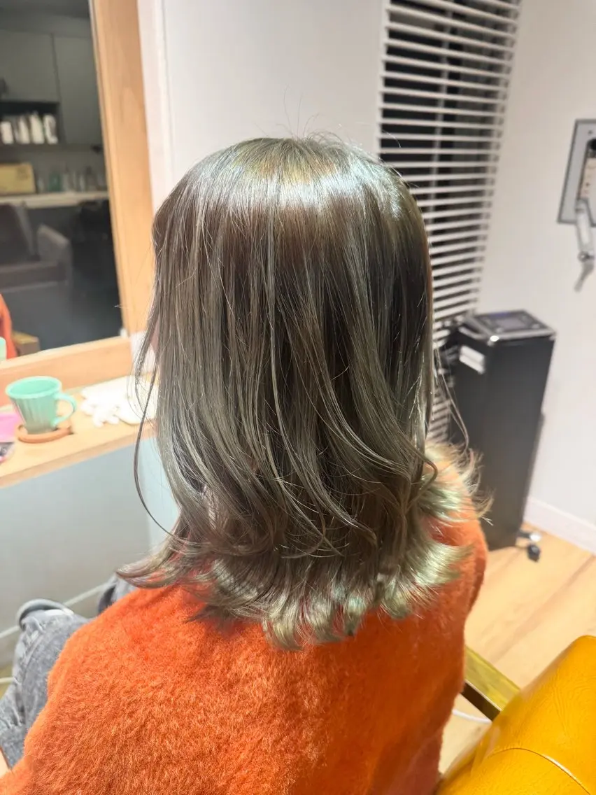 ロング カラー グレージュ カット ヘアカラー トリートメント ツキダテ ユイのヘアスタイル