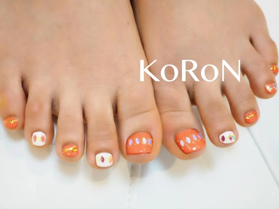 ネイル フットネイル キラキラネイル 自宅サロン鎌倉 KORONのネイルデザイン