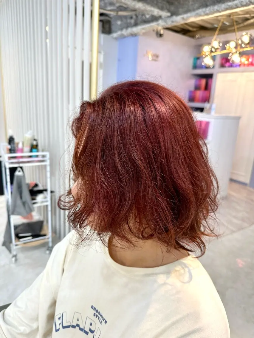 ミディアム カラー メンズ レッドカラー RIKI/センター パート/メンズパーマのヘアスタイル