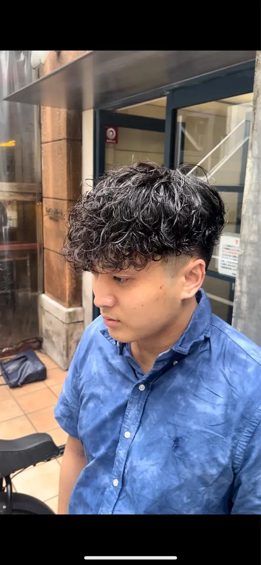 ショート パーマ メンズ ⚡メンズパーマフ ェードカットTomyのヘアスタイル