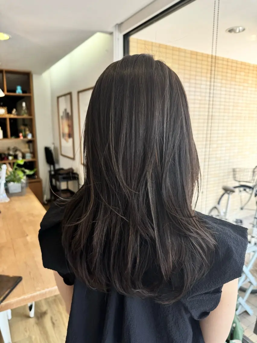 ロング カラー アッシュ アッシュブラック 黒髪 ハイライトカラー ハイライト ヘアカラー トリートメント ツキダテ ユイのヘアスタイル
