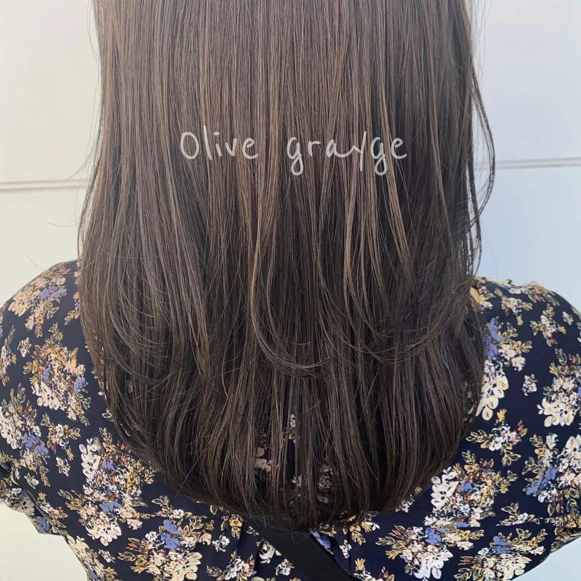 ミディアム カラー グレージュ オリーブグレージュ オリーブグレー RINA🧤 デザインとボブのヘアスタイル
