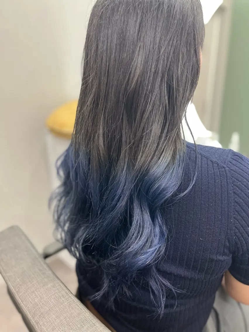 ロング カラー ブリーチ ブルーカラー グラデーションカラー 下野 悠也のヘアスタイル