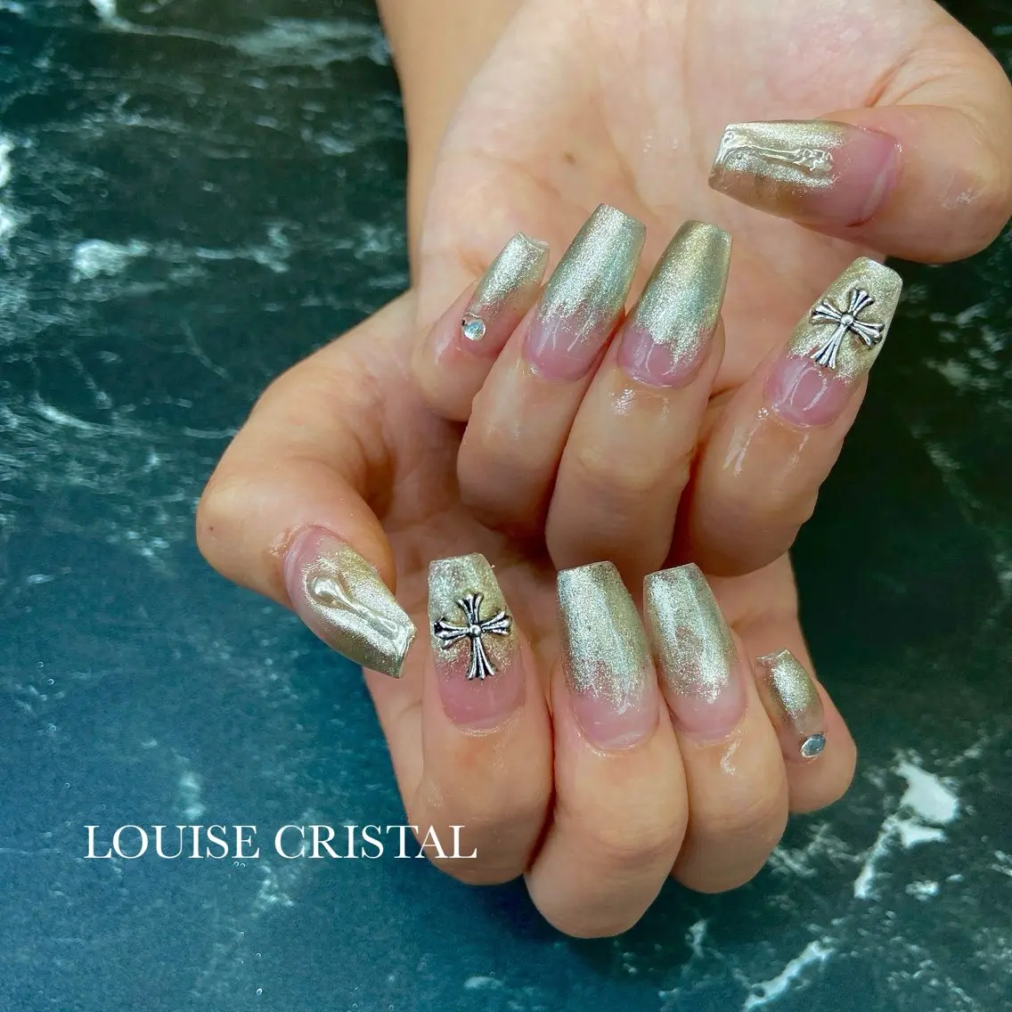 ネイル ミラーネイル ハンドネイル LOUISE CRYSTALのネイルデザイン