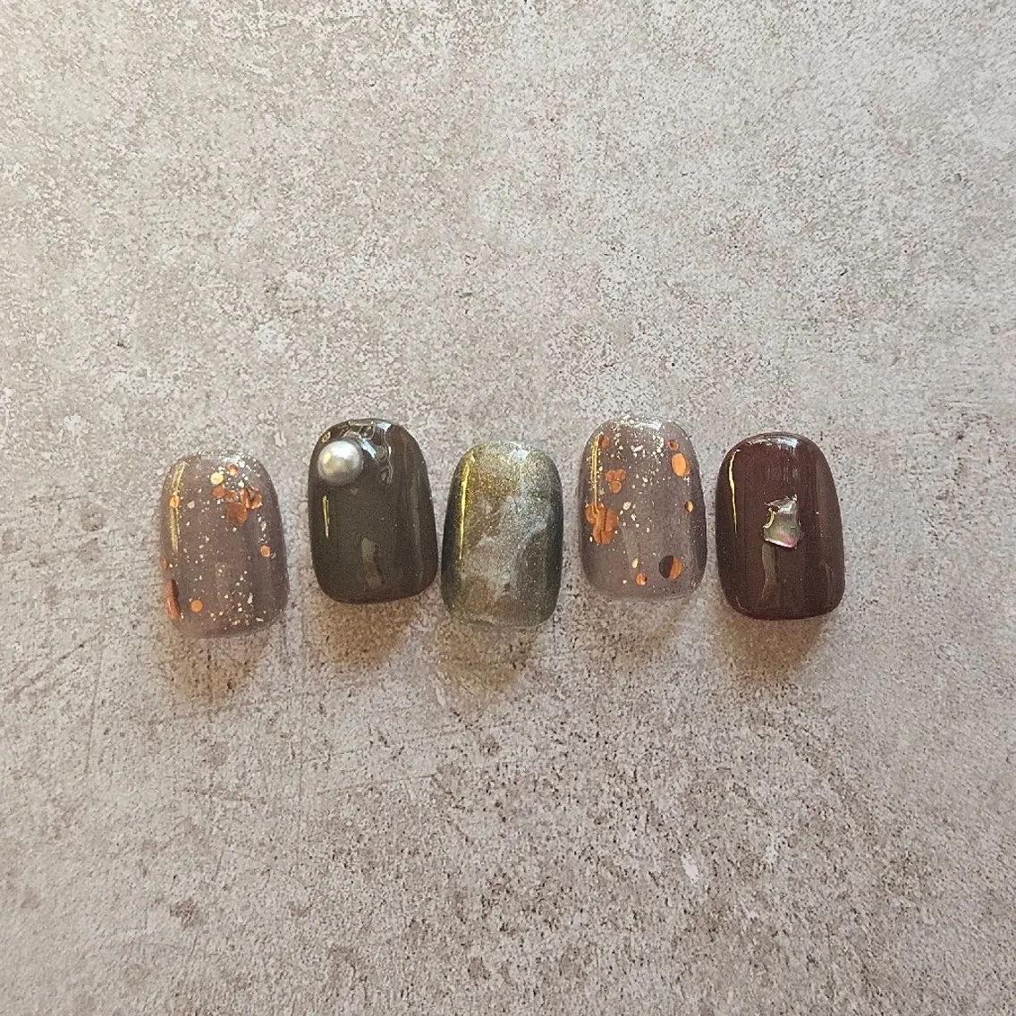 ネイル ブラウン キラキラネイル ニュアンスネイル バレンタイン ハンドネイル Nailsalon manoのネイルデザイン