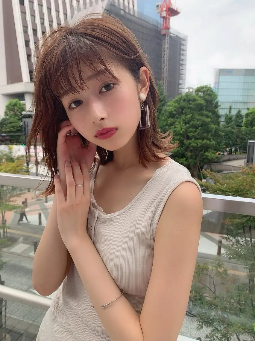 ミディアム ボブ 外ハネヘア カット ヘアカラー 岡田 大樹のヘアスタイル