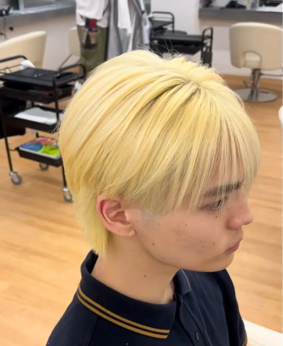カラー ブリーチ 抜きっぱなしブロンド 高木 陸斗のヘアスタイル