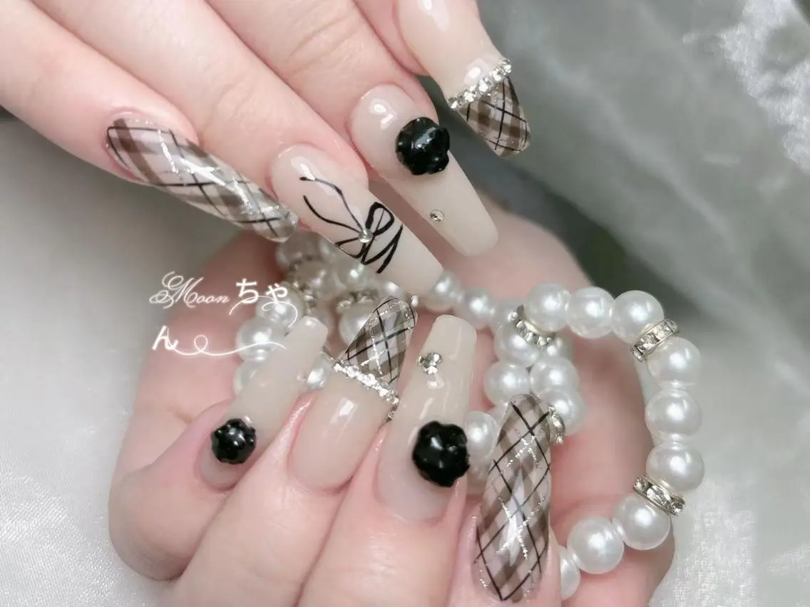 ネイル 長さ出し キラキラネイル 韓国ネイル ロングネイル マグネットネイル ハンドネイル ハンドケア Akira✨ nailのネイルデザイン