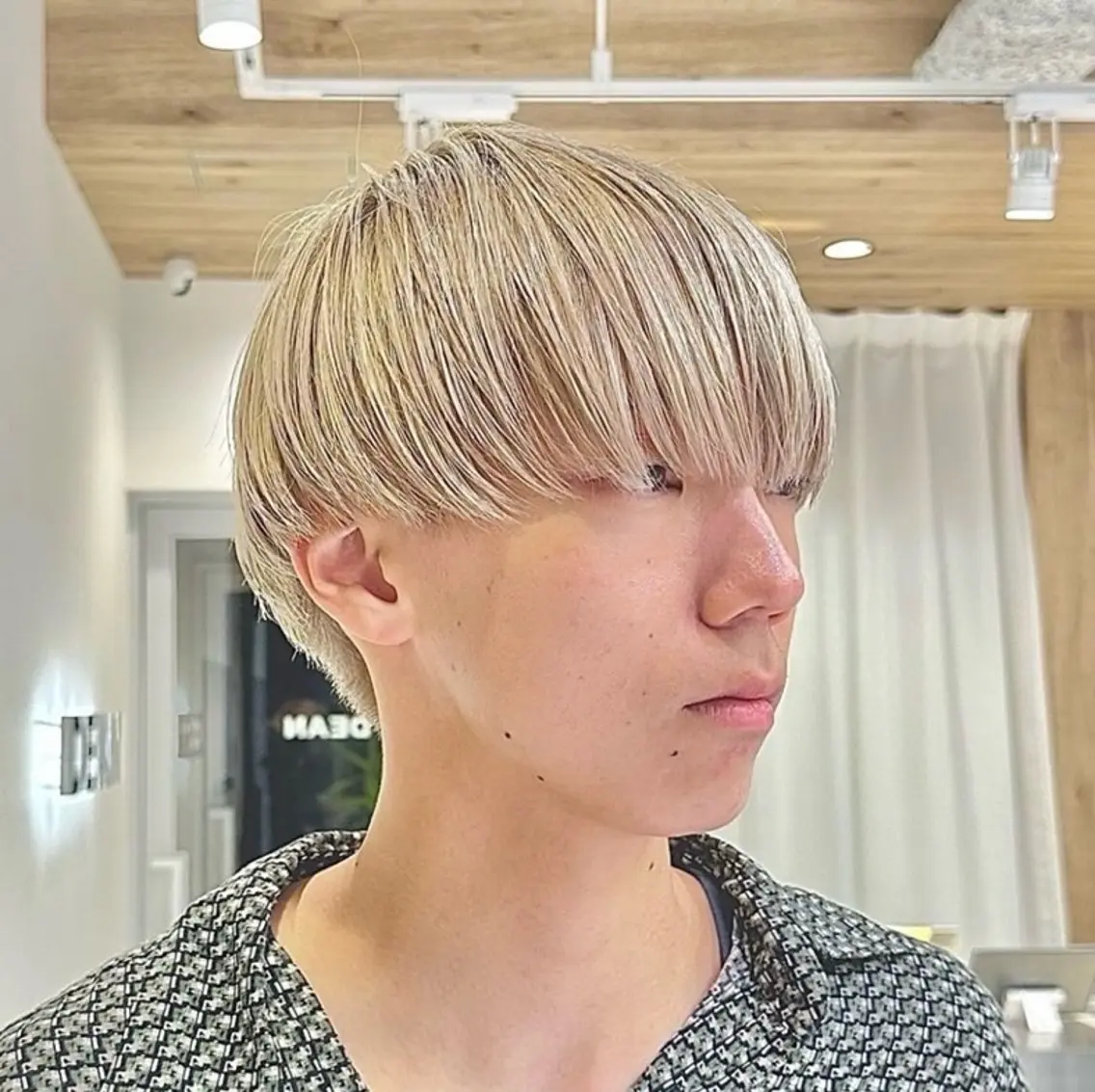 ミディアム カラー ヘアアレンジ メンズ メンズハイトーン ブロンド 透明感カラー ハイトーンカラー 飯田 晟恭/暖色系 カラー/ハイトーンのヘアスタイル
