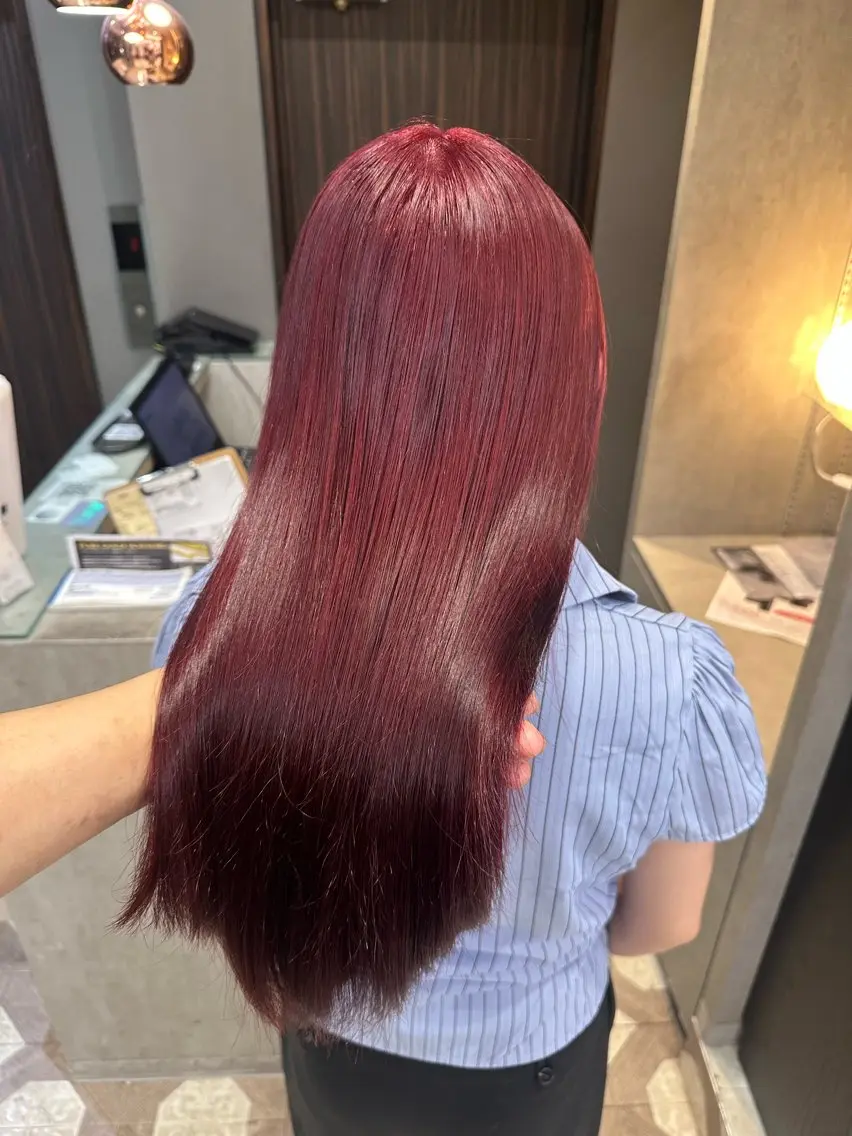 ミディアム カラー ブリーチ ボルドーカラー カシス ピンクカラー 髪質改善 ヘアカラー トリートメント 天神暖色カラー レイヤー・髪質改善のヘアスタイル