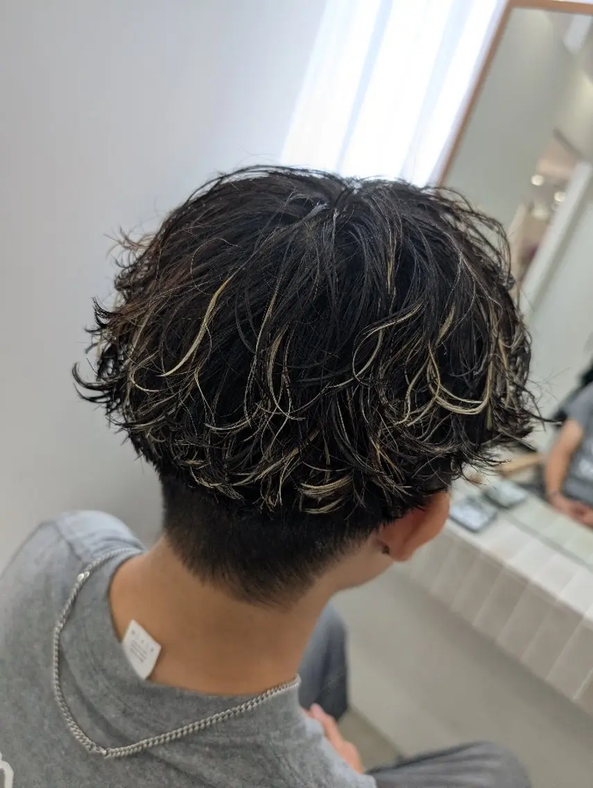 ショート パーマ メンズ メンズハイライト メンズパーマ ハイライト カット パーマ メンズパーマ特化 QOL札幌YUTOのヘアスタイル
