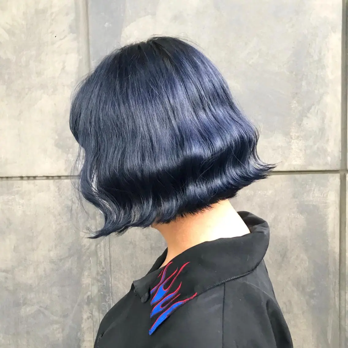 ショート カラー ブリーチ ブルーカラー ネイビーカラー タンバルモリ ムルギョル巻き K-POP好き美容師 🇰🇷Kai.Yのヘアスタイル