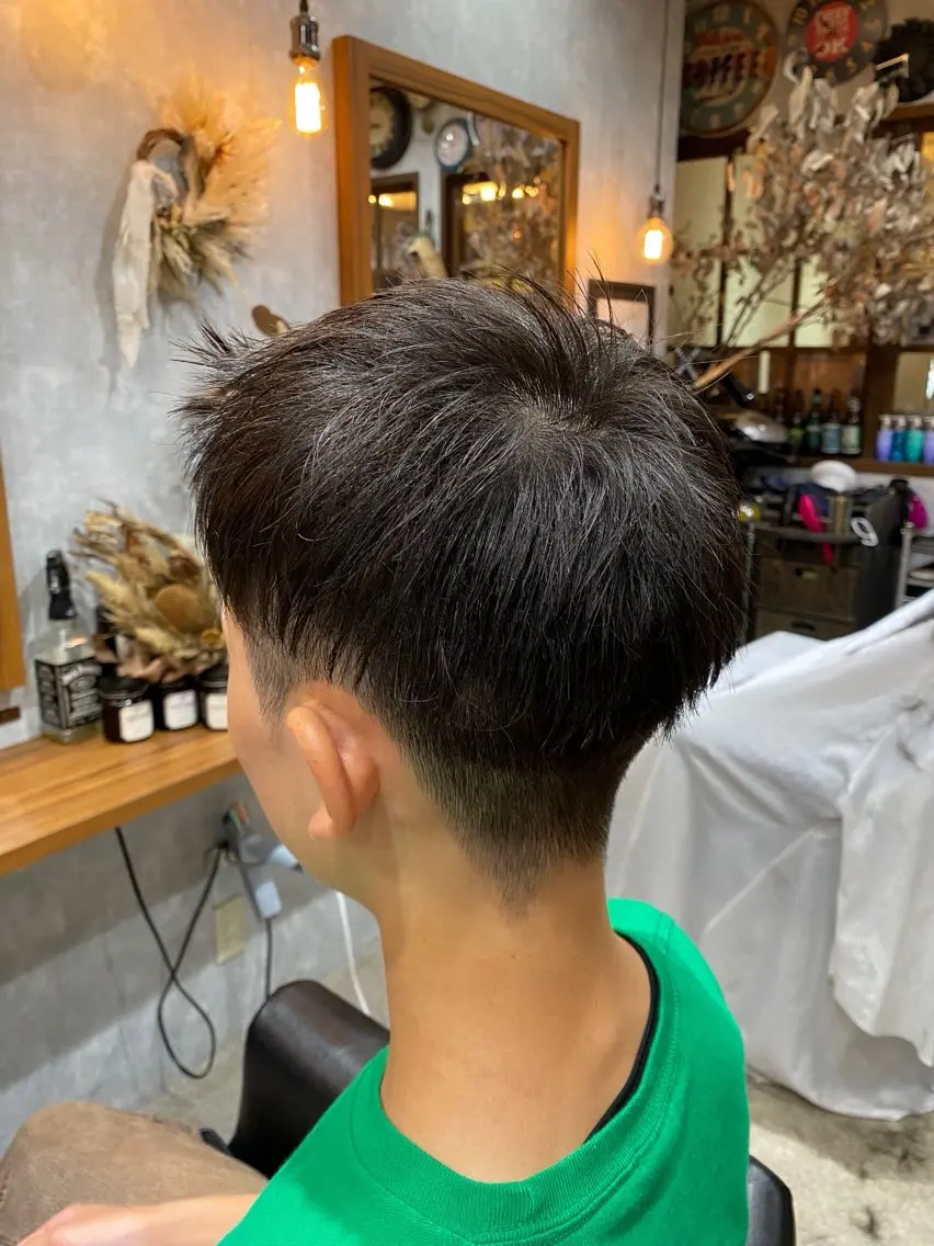 メンズ スパイキーショート 刈り上げ 今枝莉菜 上品なツヤカラーのヘアスタイル