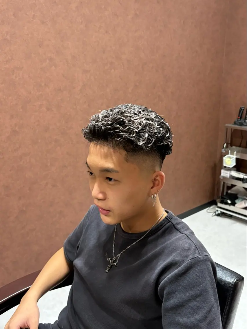 カラー パーマ メンズ メンズブリーチ メンズメッシュ メンズパーマ ブリーチ メッシュ カット ヘアカラー パーマ トリートメント メンズ特化 / Reiのヘアスタイル