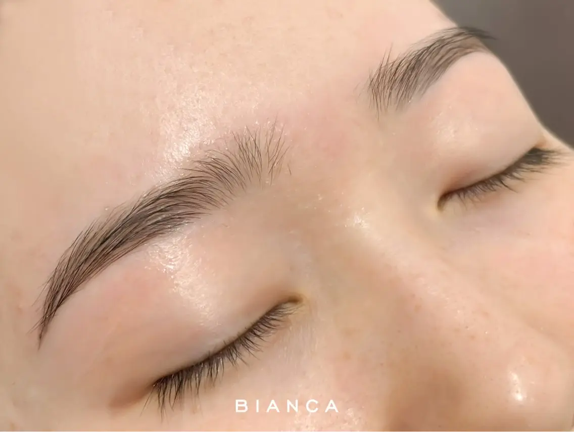 アイブロウ Bianca 若松 颯菜のネイルデザイン