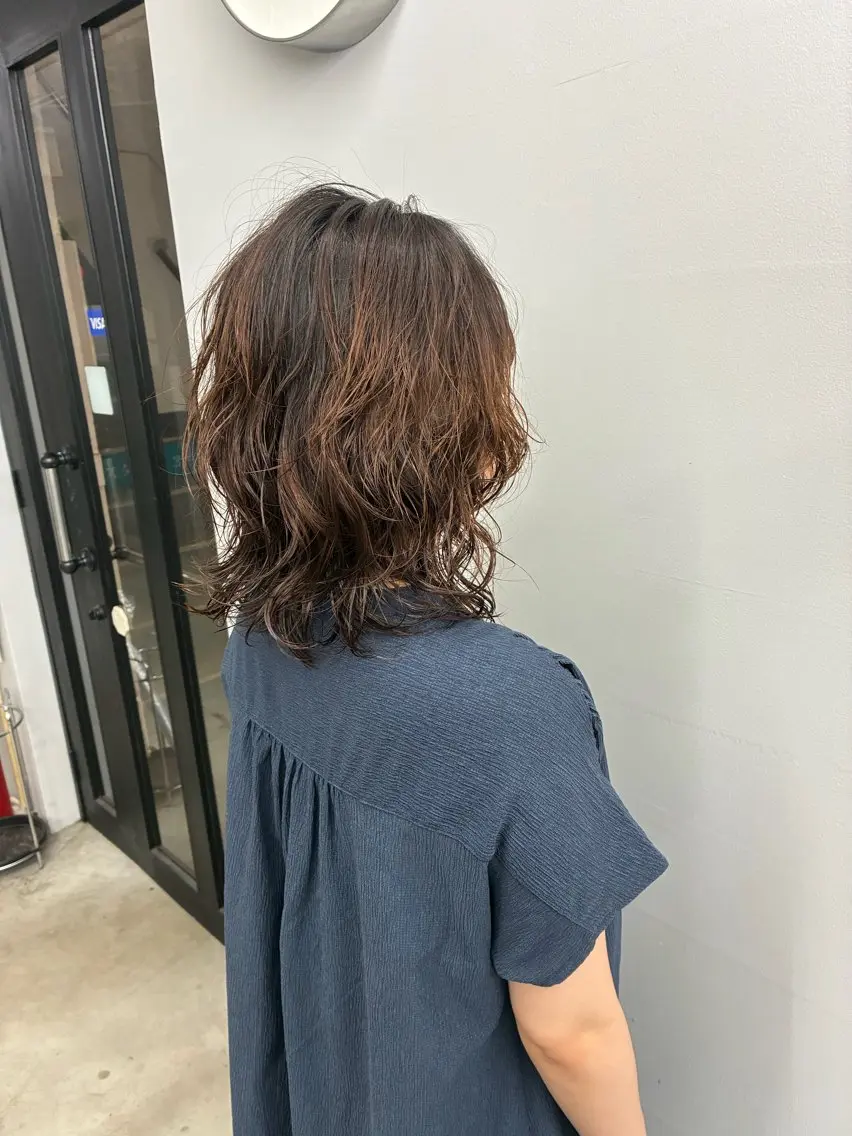 ミディアム パーマ ミディアムレイヤー ミディアムパーマ レイヤーカット かわごえ ゆうまのヘアスタイル