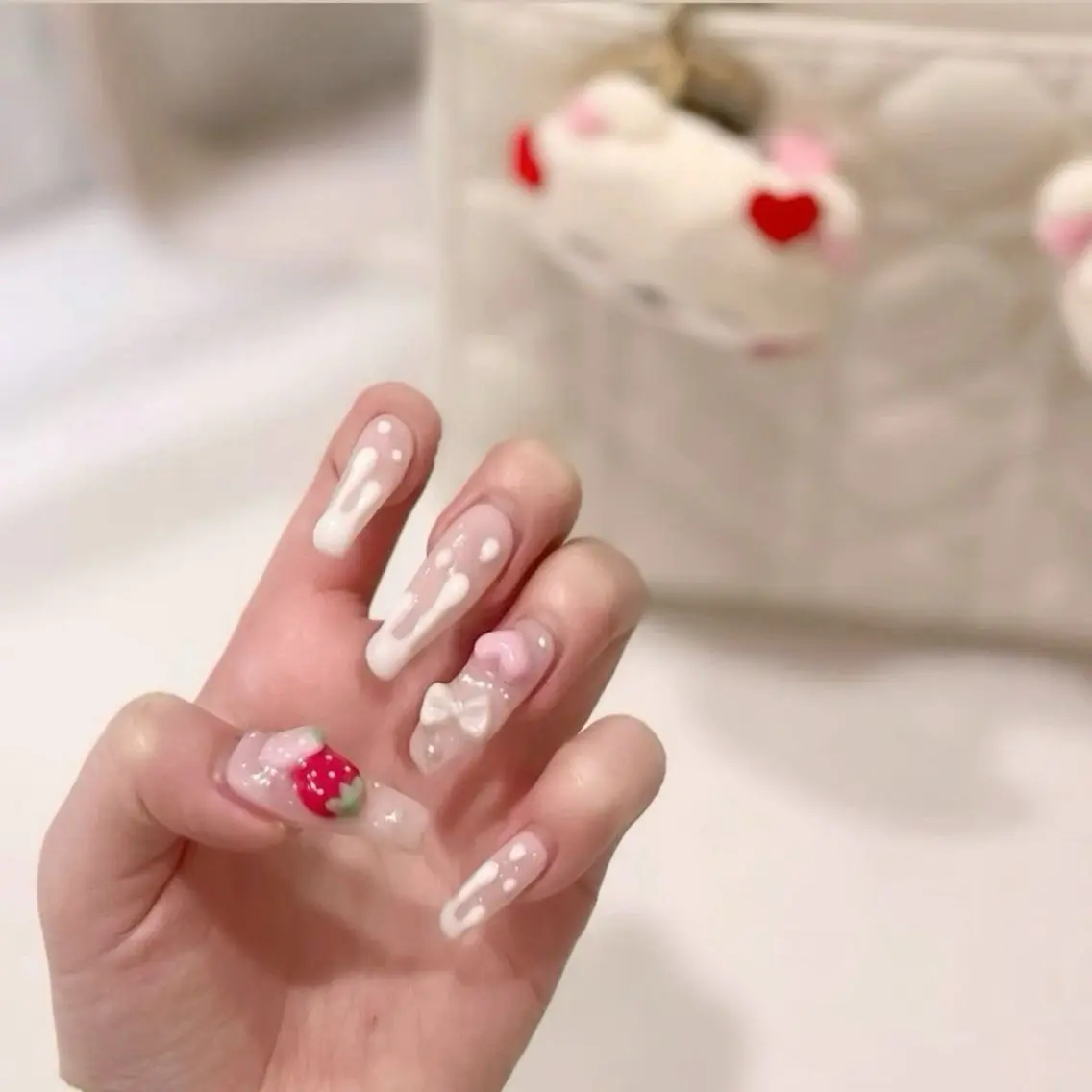 ネイル キラキラネイル 韓国ネイル ロングネイル バレンタイン ワンホンネイル ハンドネイル Josie nail salonのネイルデザイン