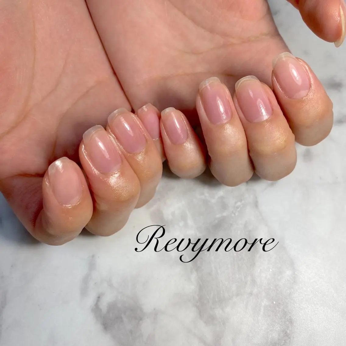 ミディアム ネイル 韓国風ヘア ジェルネイル キラキラネイル 韓国ネイル ニュアンスネイル nail salon Revymoreのネイルデザイン
