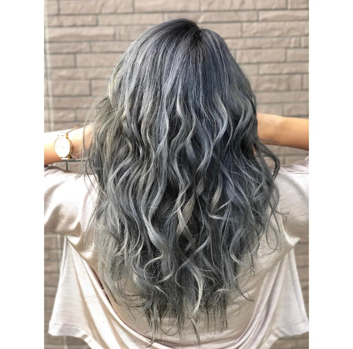 ミディアム カラー ヘアアレンジ バレイヤージュ ブルーカラー ブルージュ デザインカラー グラデーションカラー アンドウ ユウ/ レイヤーカット/韓国のヘアスタイル
