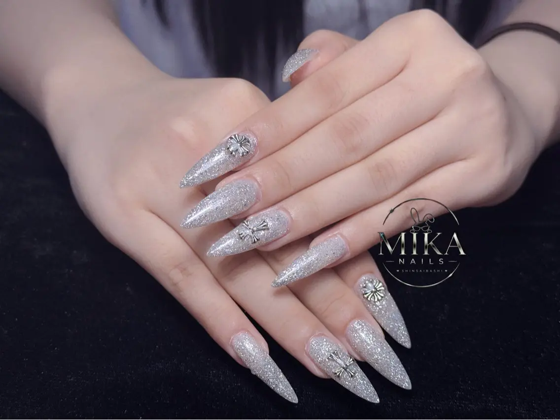 ネイル ガーリー キラキラネイル 韓国ネイル ロングネイル シンプルネイル ハンドネイル Genie Mika Nailsのネイルデザイン
