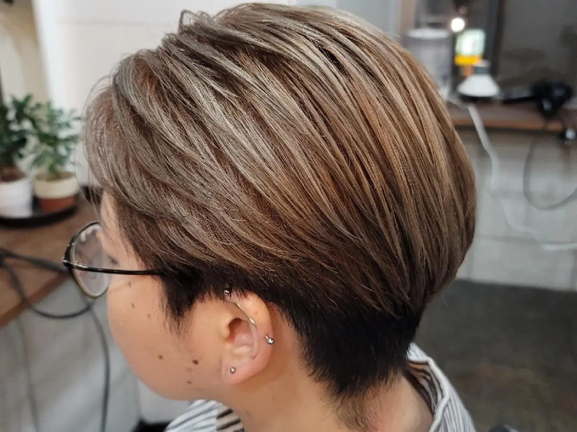 ショート カラー ベージュカラー ダブルカラー S. ERIのヘアスタイル