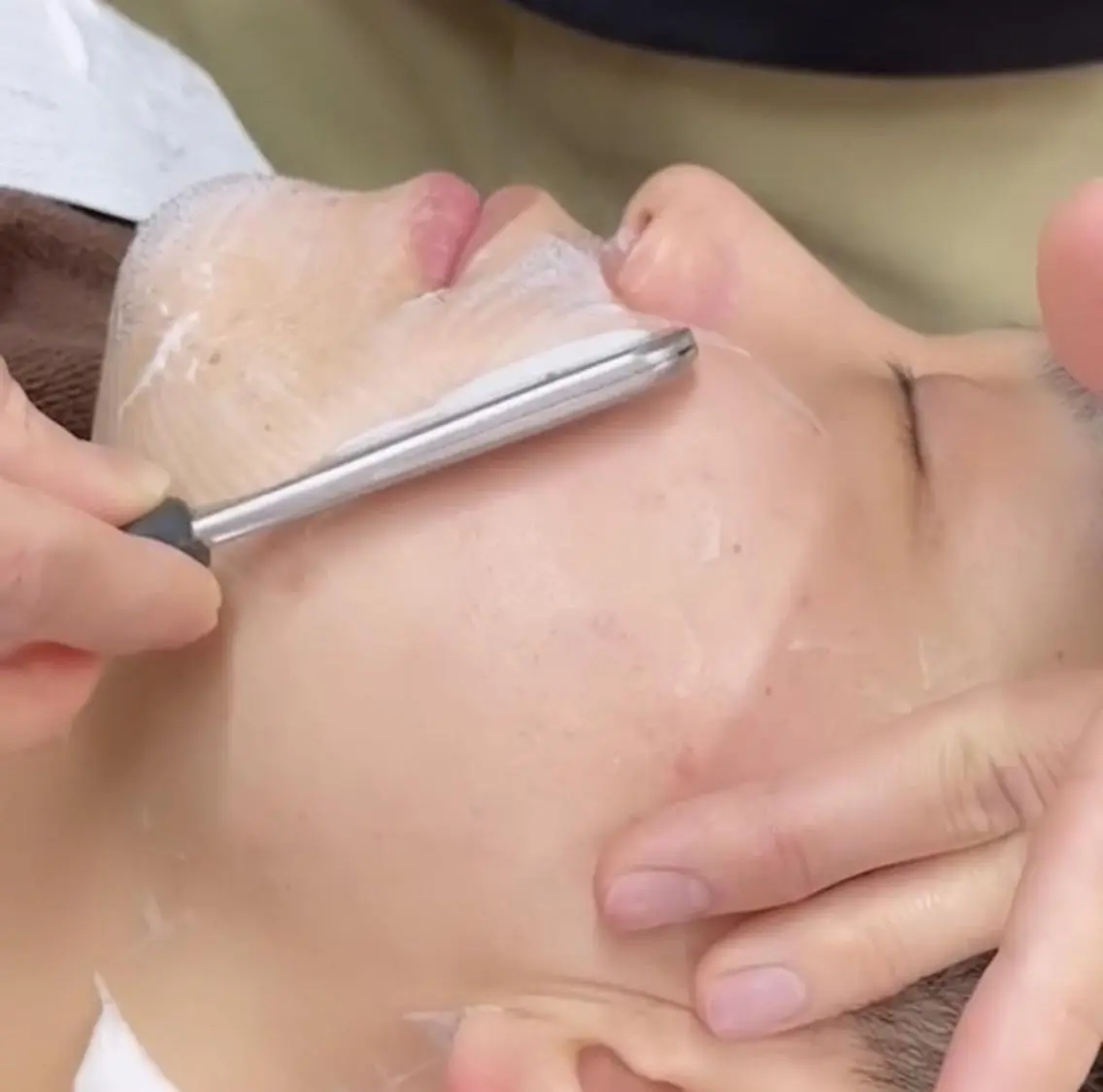 お顔のシェービング【眉カット付き】※ヘアカットは付いていませんんの写真