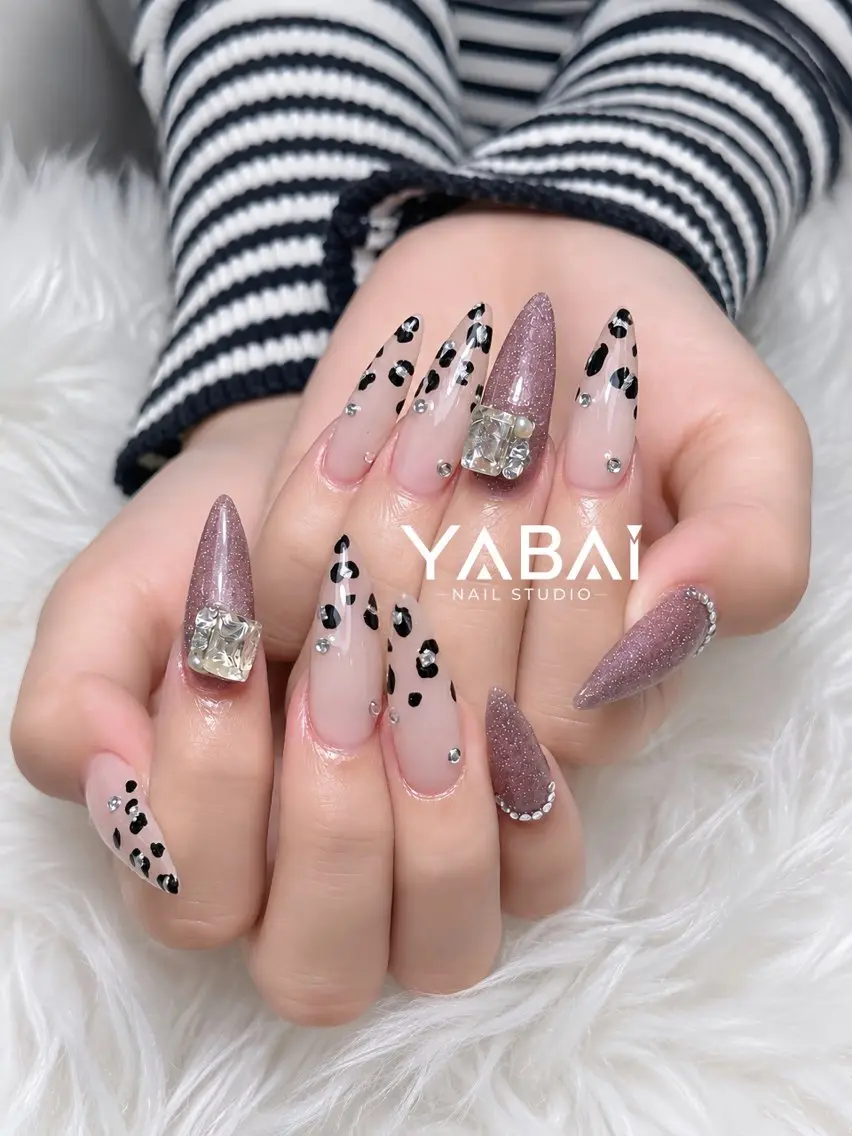 ネイル アニマル柄 キラキラネイル ロングネイル マグネットネイル ピンク YABAI NailStudioのネイルデザイン