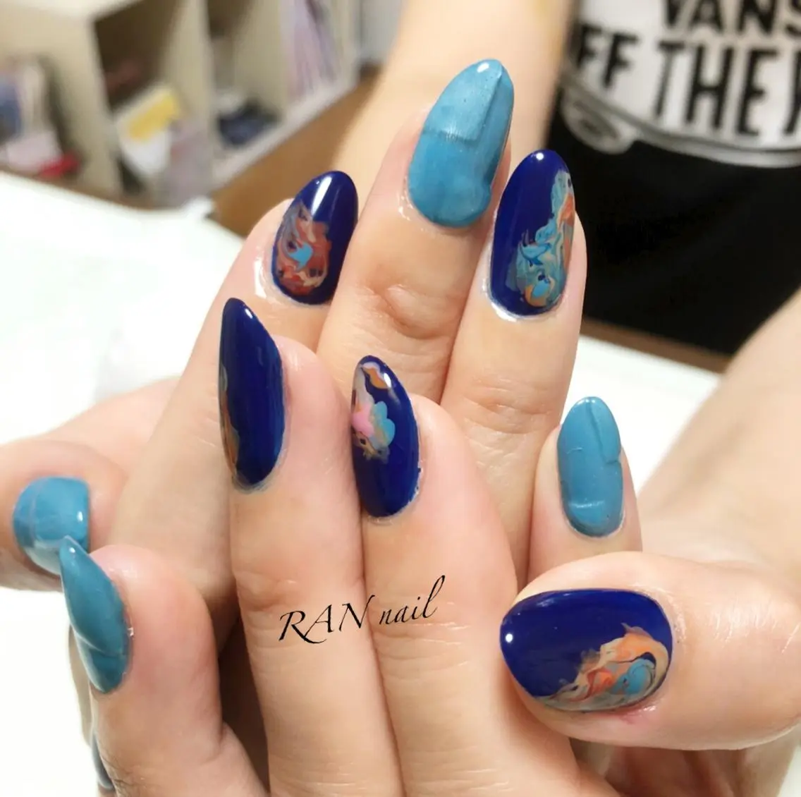 ネイル 大理石ネイル(マーブル) ネイビー ワンカラーネイル オレンジ ハンドネイル フットネイル RAN nailのネイルデザイン