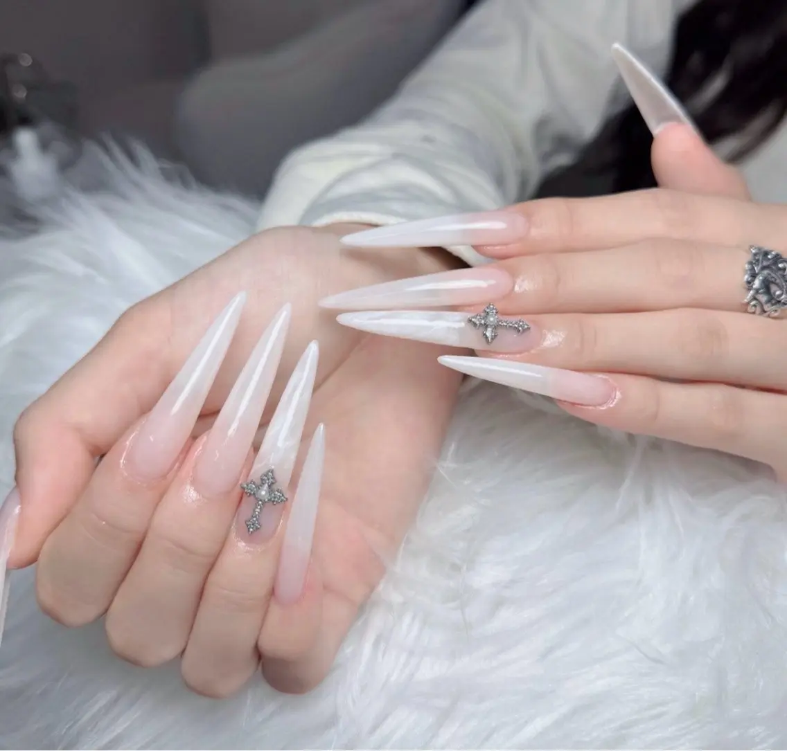 ネイル アートネイル ボルドー フレンチネイル ジェルネイル 氷ネイル・うるうるネイル ハンドネイル Julie Nail Rinのネイルデザイン