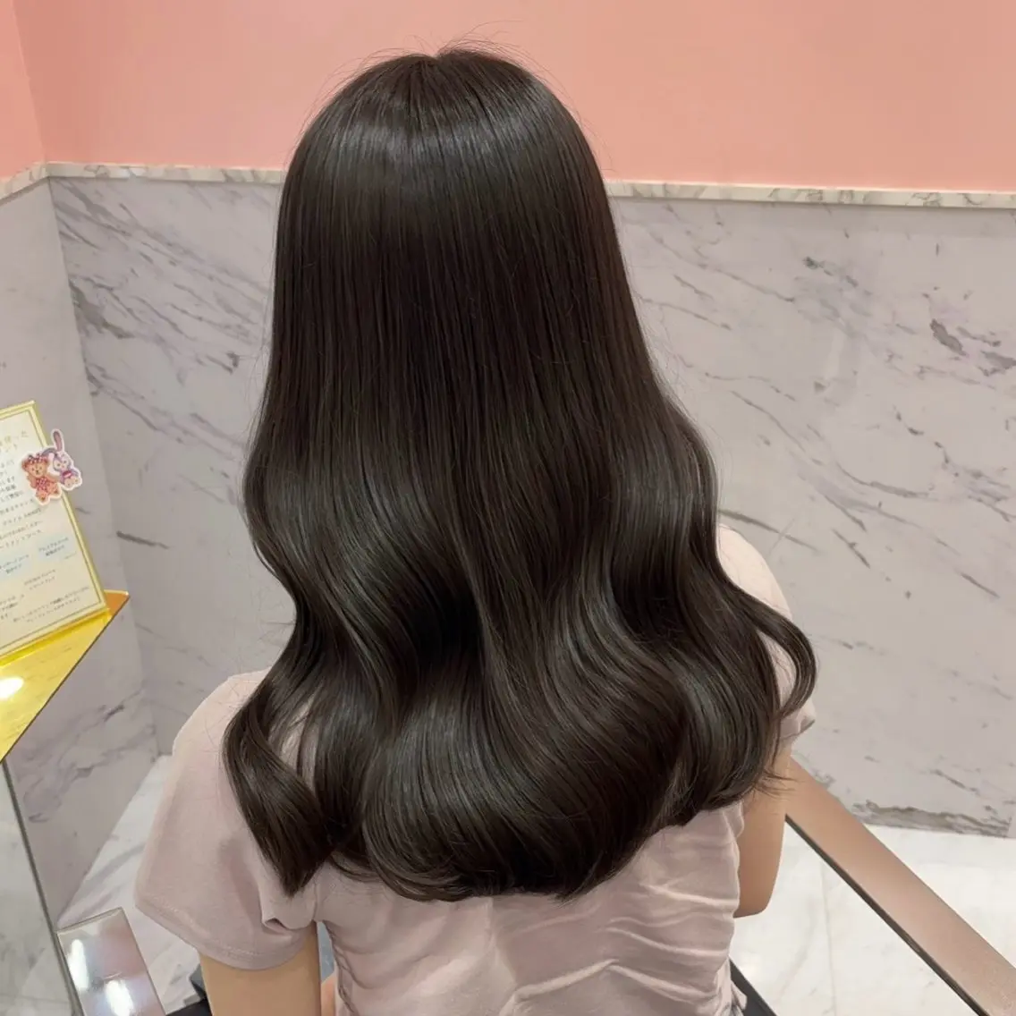 セミロング カット ヘアカラー LOUIS しおりのヘアスタイル