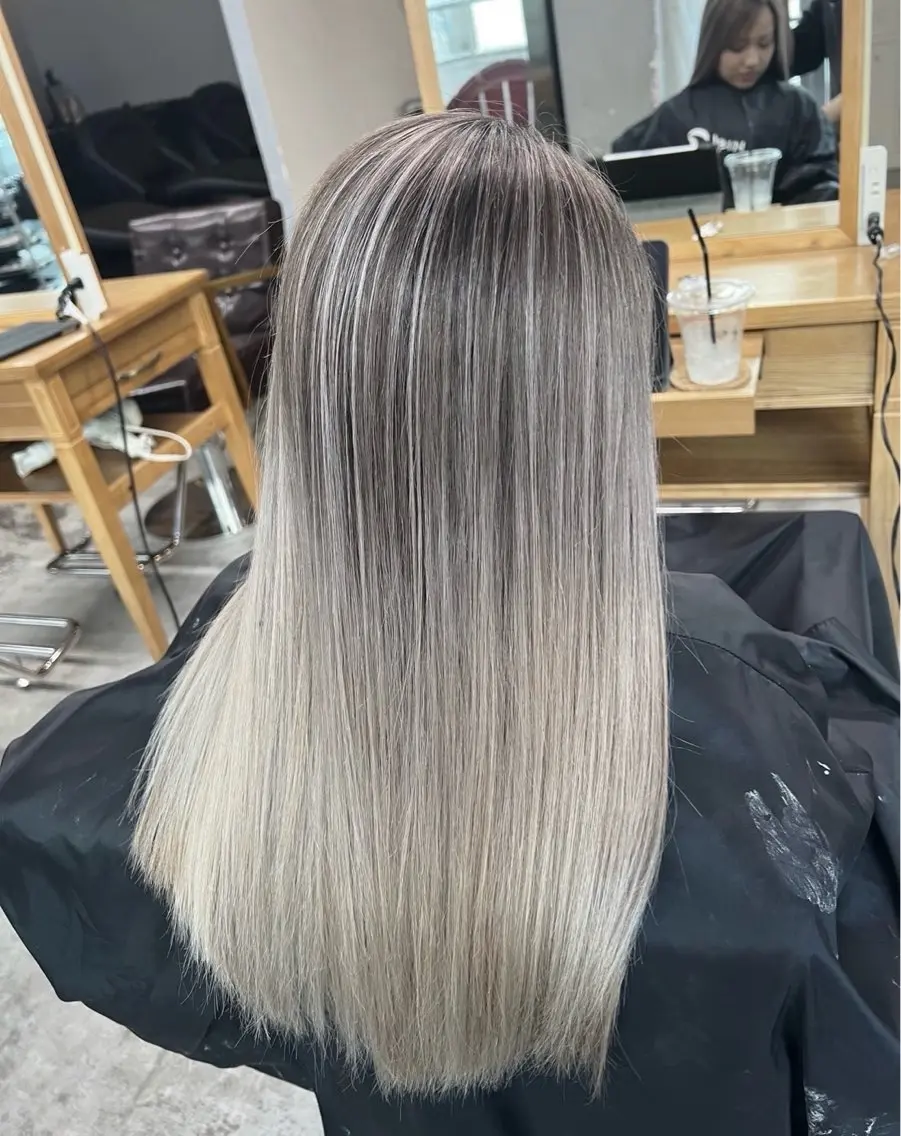 セミロング カラー バレイヤージュ シルバー ホワイトシルバー レイヤーカット 指名数No.1 /NAOYAのヘアスタイル