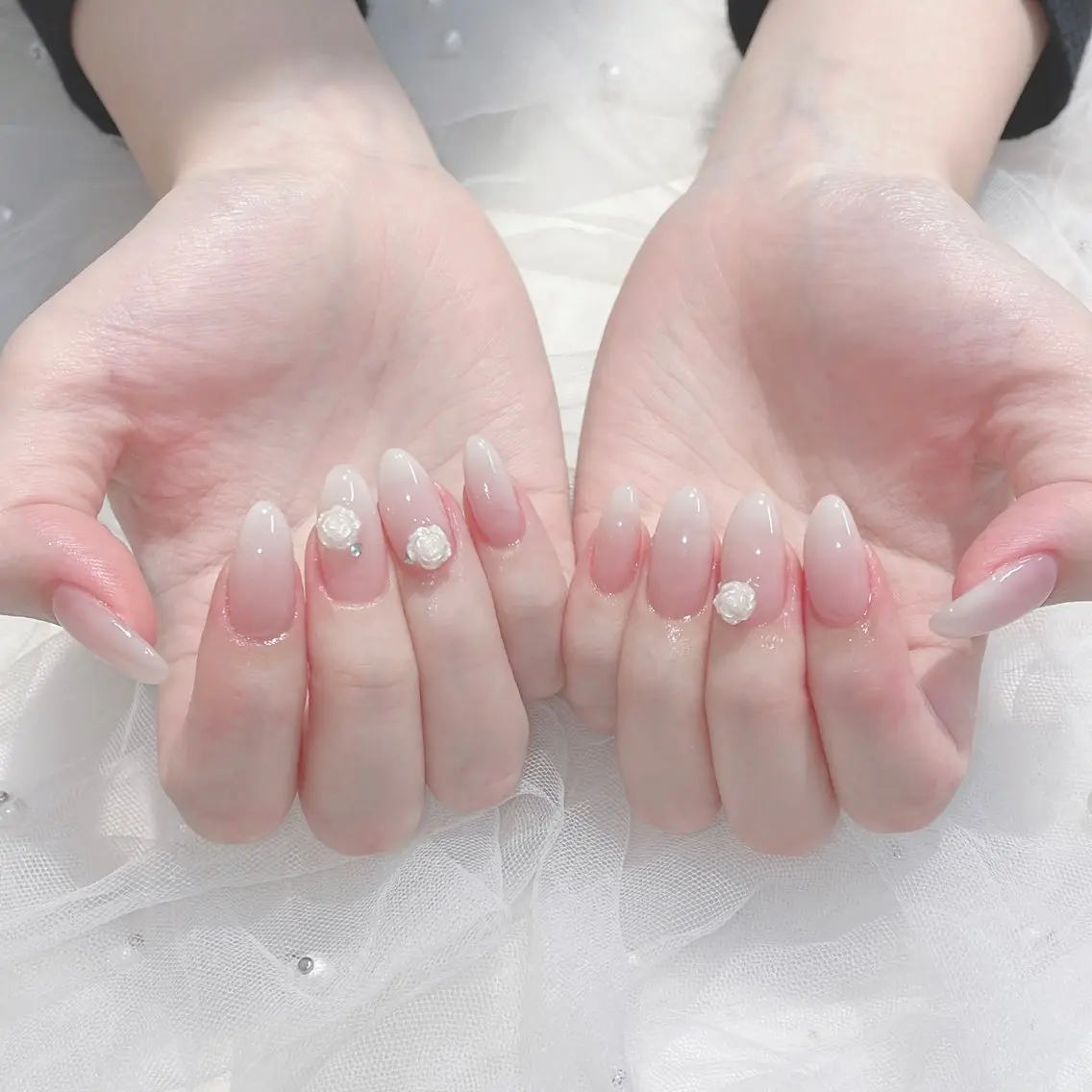 ネイル フレンチネイル ジェルネイル ガーリー グラデーション キラキラネイル yuki Lioraネイルのネイルデザイン