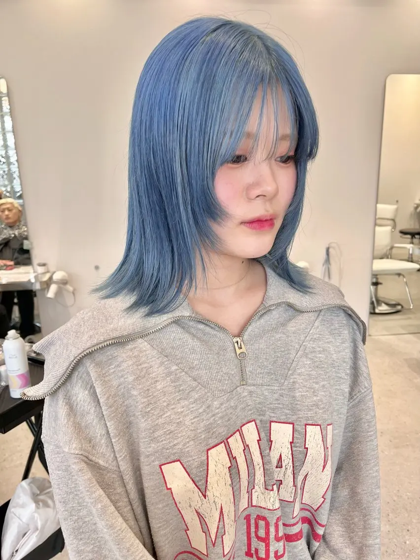 ミディアム カラー ブルーカラー iLi 《イリ》のヘアスタイル