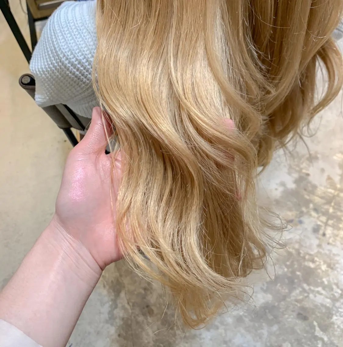 ロング カラー ヘアアレンジ ブリーチ 抜きっぱなしブロンド ヘアカラー トリートメント yuka .のヘアスタイル