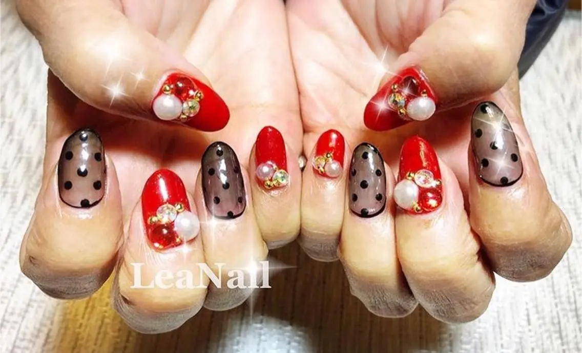 ネイル ドット ゴージャス 赤色 ストーンネイル Lea Nailのネイルデザイン