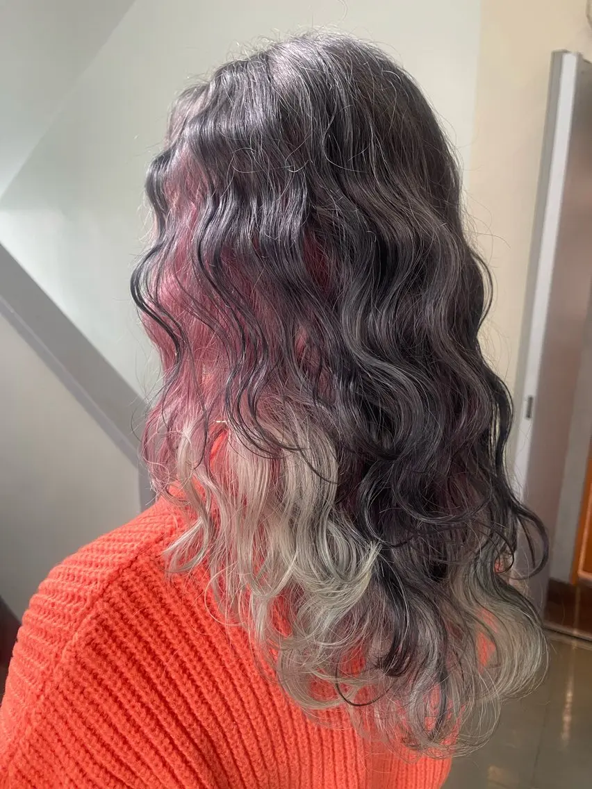 セミロング カラー インナーカラー 岩谷/ブリーチ 🪽透明感カラーのヘアスタイル