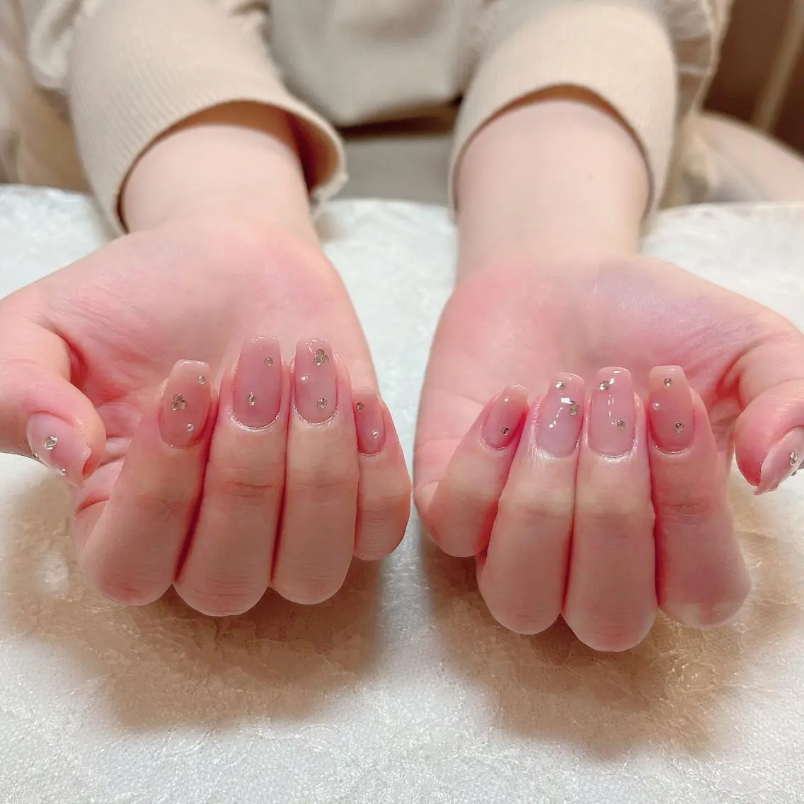 ネイル グラデーション ピンク ピンクベージュ ストーンネイル ハンドケア aoi nailのネイルデザイン
