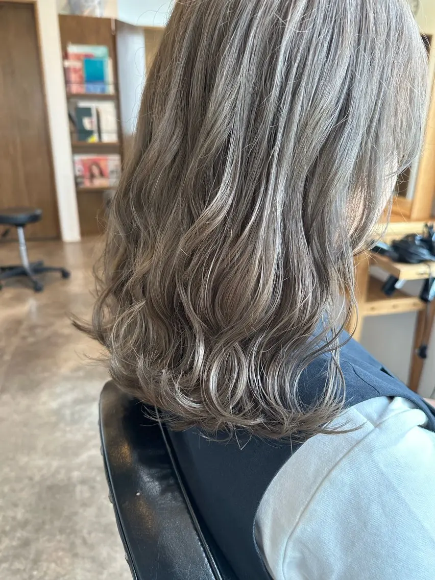 ミディアム ブリーチなしベージュ カラー佐藤華厘のヘアスタイル