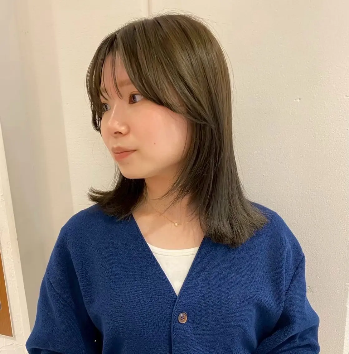 ミディアム 顔まわりレイヤー レイヤーカット 外ハネヘア 竹内 愛花のヘアスタイル