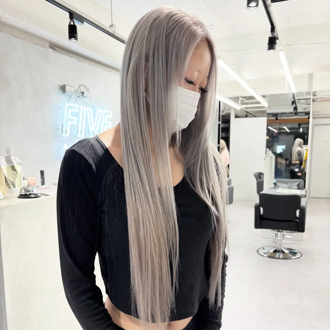 ロング カラー ベージュカラー ハイトーンカラー シルバー シルバーベージュ ヘアカラー デザインカラー 小西勇次のヘアスタイル
