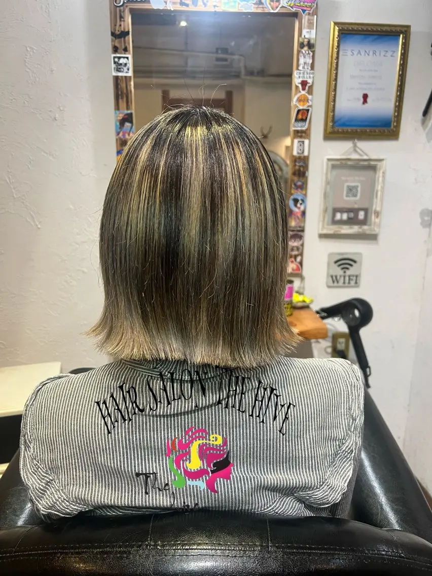 セミロング カラー バレイヤージュ レイヤーカット カット ヘアカラー Hair salon The hiveのヘアスタイル