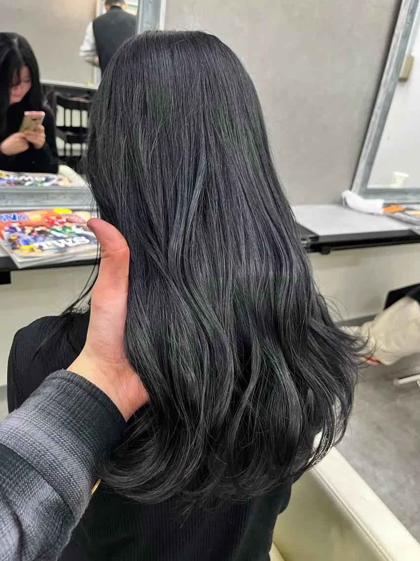 セミロング カラー 黒髪 グレーブラック ブリーチ有無Wカラー メンズパーマ大成のヘアスタイル