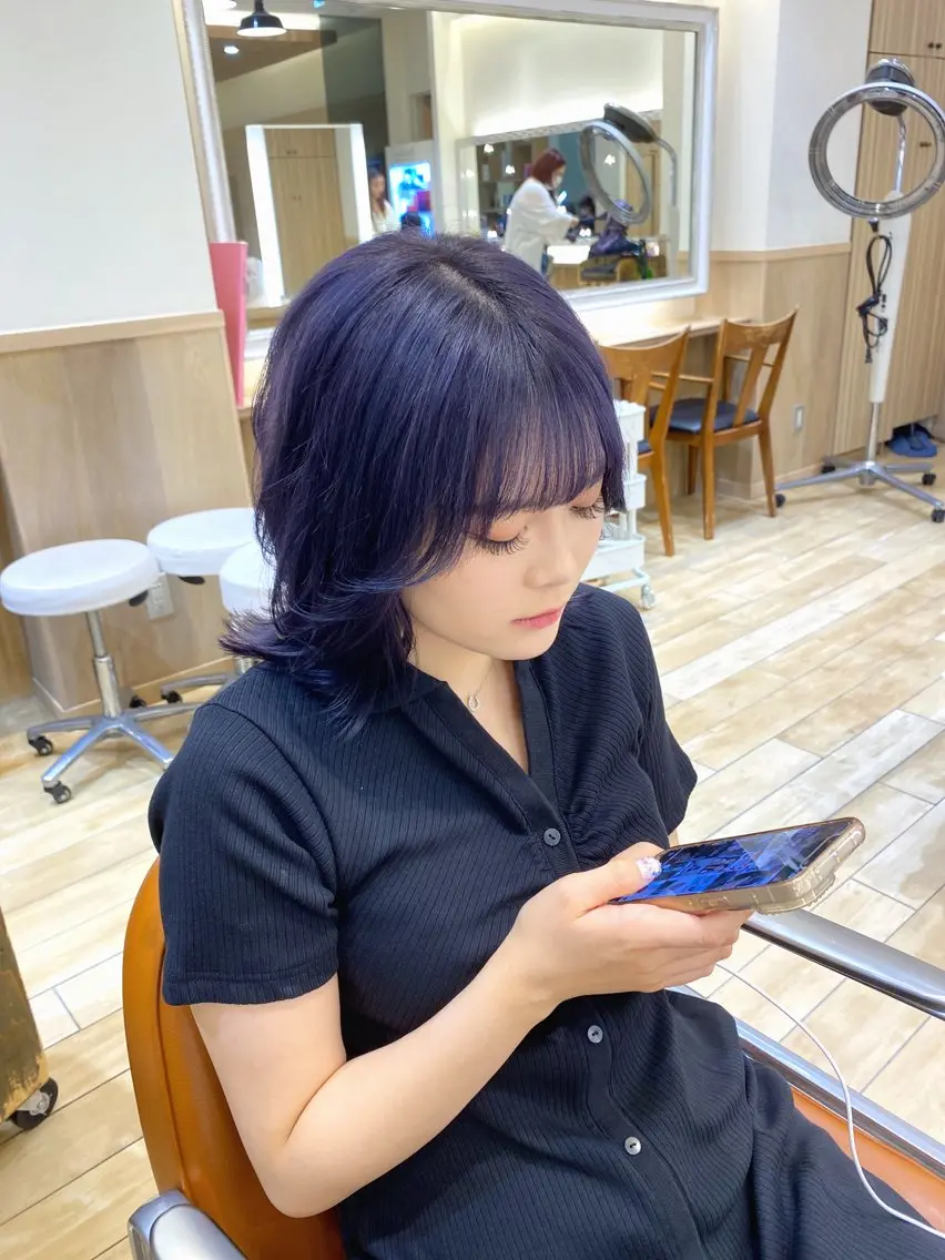 ミディアム カラー ヘアアレンジ ブリーチ ブルーカラー ブルーバイオレット シルバー バイオレットカラー カット ヘアカラー トリートメント ヘアセット 新宿メンズパーマ ヨモギダのヘアスタイル