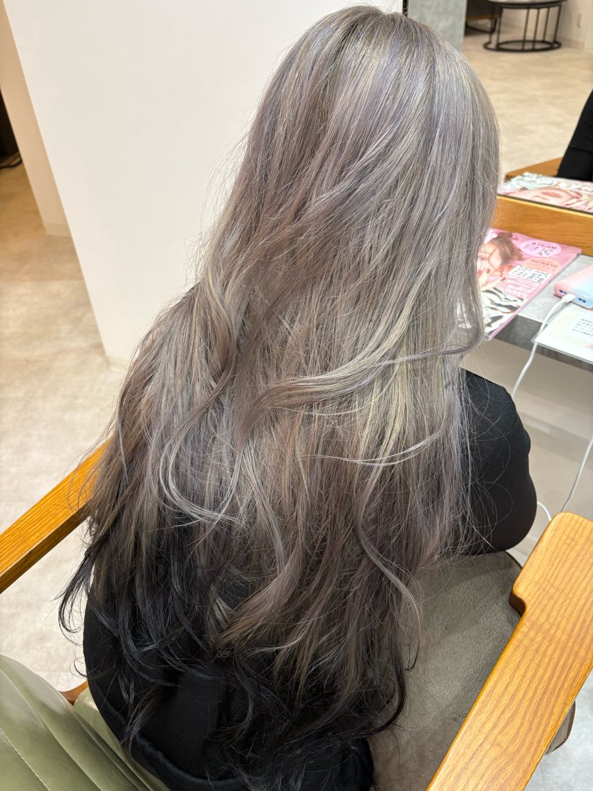 ロング カラー moi Blanc/ Aoyagiのヘアスタイル