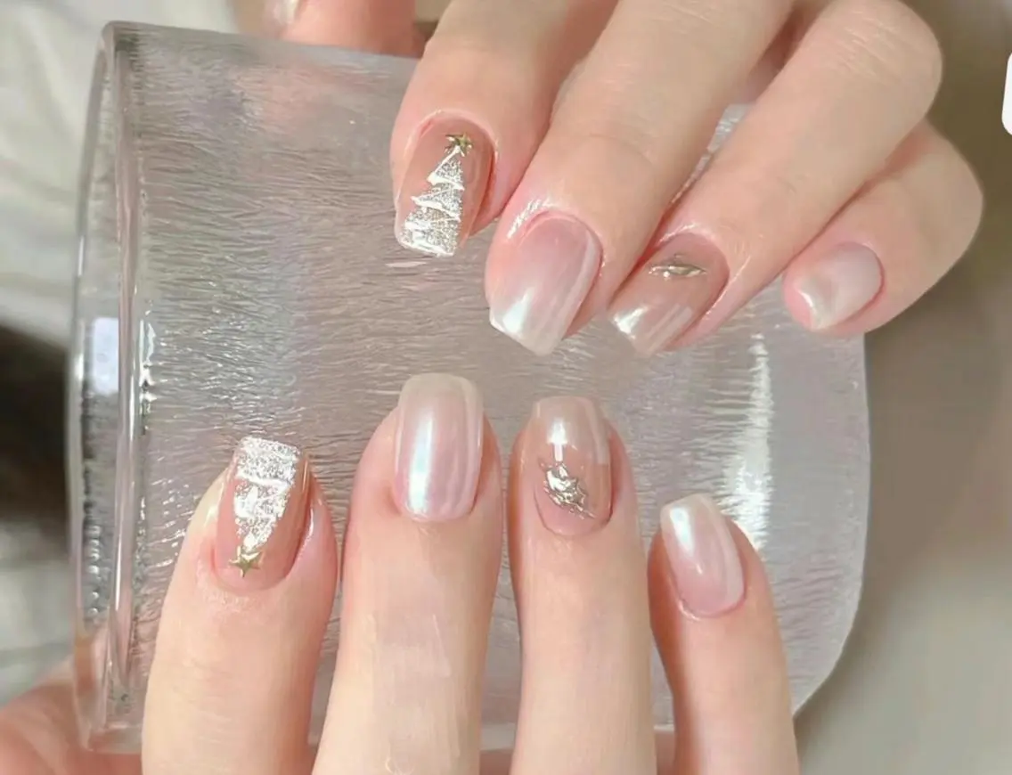 ネイル オーロラネイル 長さ出し フレンチネイル ガーリー キラキラネイル ハンドネイル Lucky nail salonのネイルデザイン