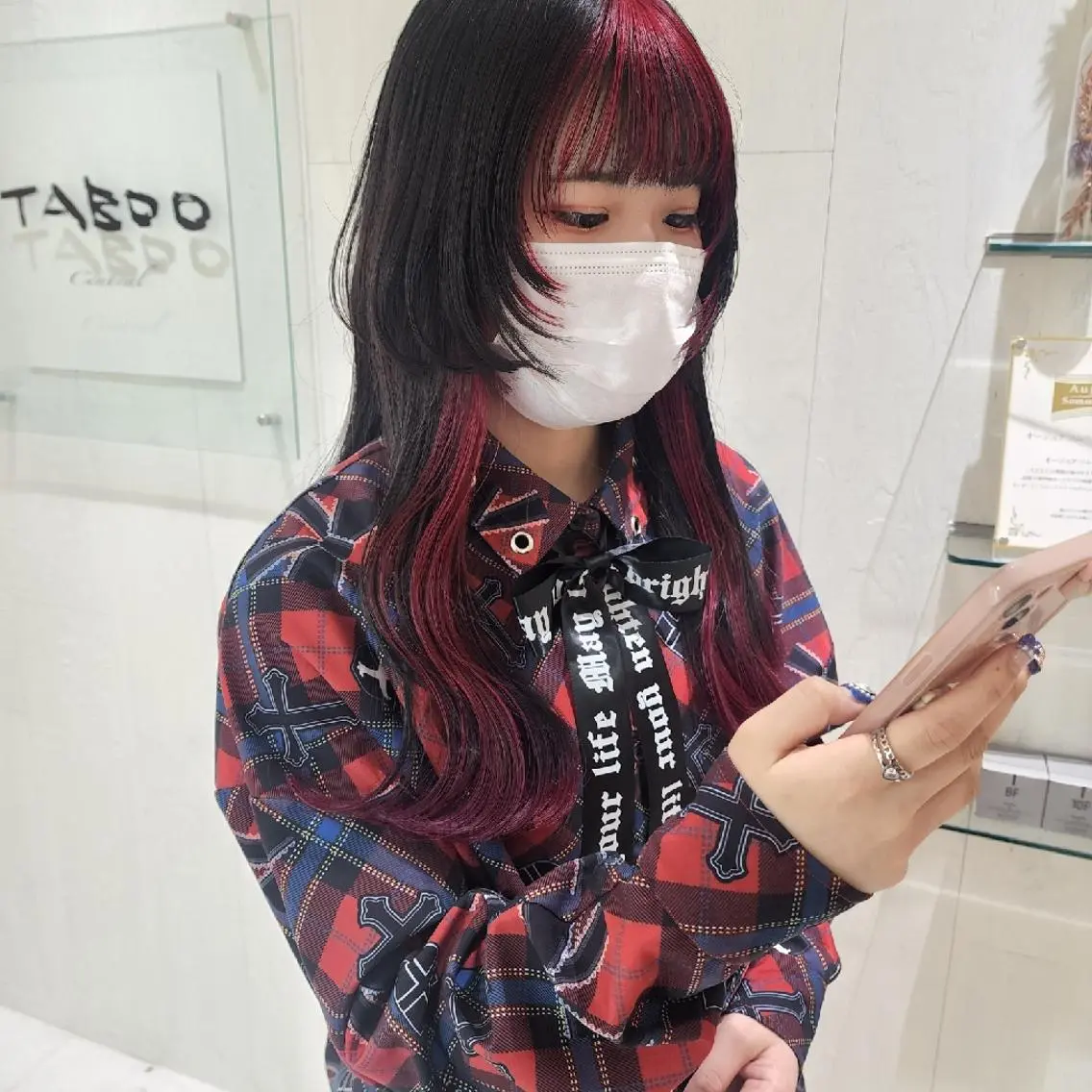ロング カラー ミストバング ボルドーカラー フェイスフレーミング レッドカラー ロング ヘアカラー トリートメント レイヤーカット/ ウルフカット/大橋 のヘアスタイル