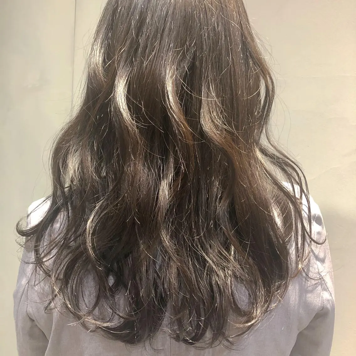 セミロング カラー 透明感カラー ダークグレー ダークグレージュ グレージュ 外国人風カラー カジュアルを女っぽく 𝗮𝘆𝗮𝗰𝗼のヘアスタイル